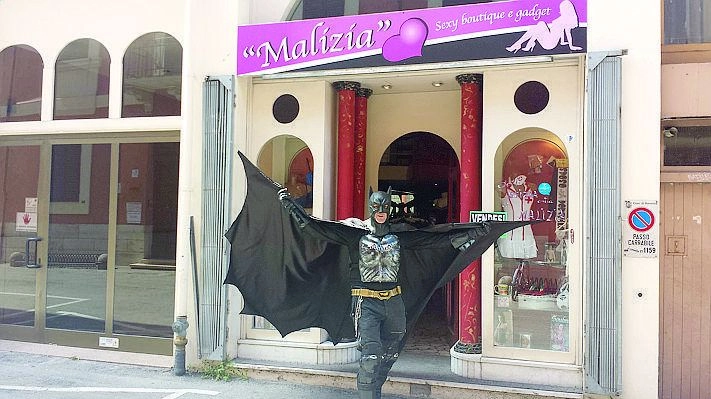 Batman davanti al sexy shop