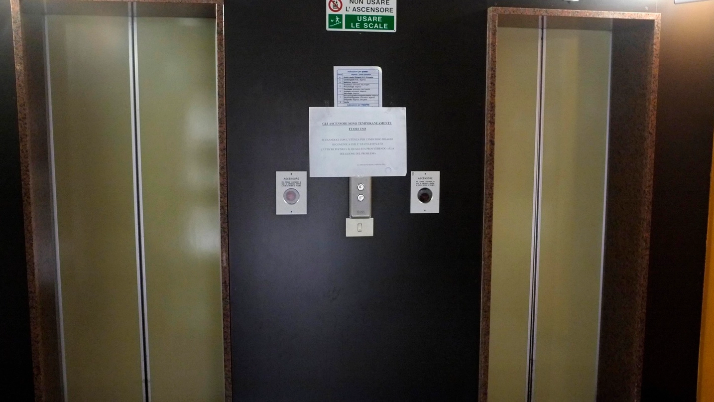 Macerata, ascensori fuori uso all’ospedale (Foto Calavita)