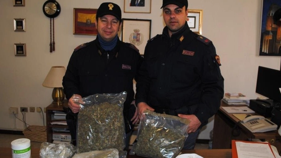Poliziotti mostrano i sacchi con stupefacenti (foto d'archivio)