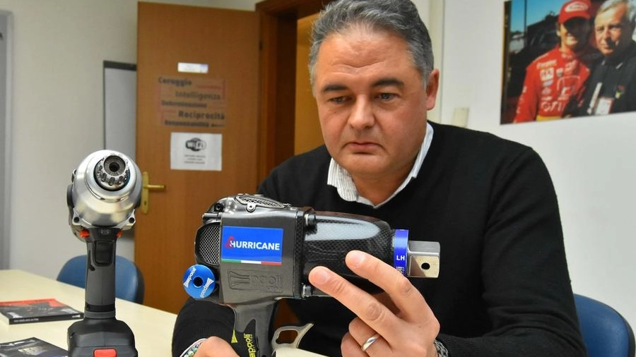 Federico Galloni mostra la pistola Hurricane ad aria compressa utilizzata ai box