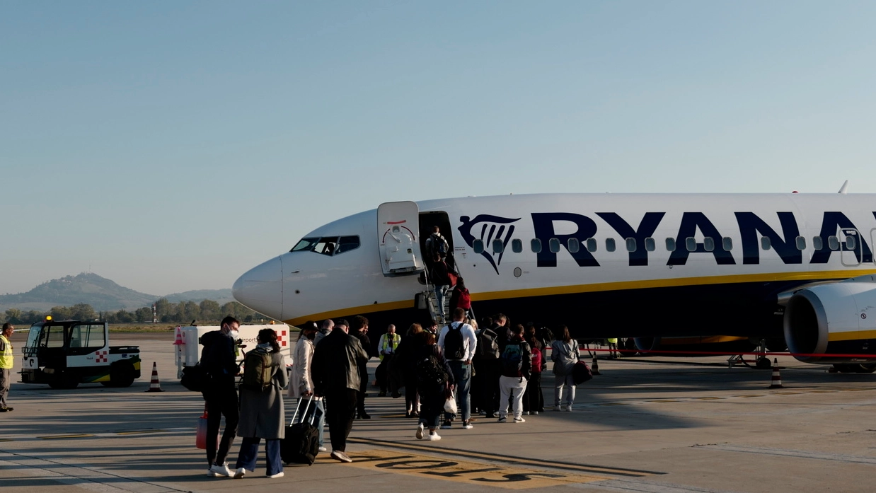 Un volo Ryanair in partenza dallo scalo Ridolfi (Frasca)