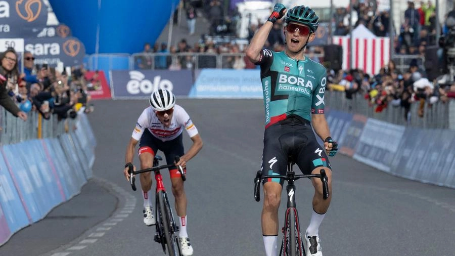 Giro d'Italia 2022: Lennard Kamna esulta su traguardo della quarta tappa (Ansa)