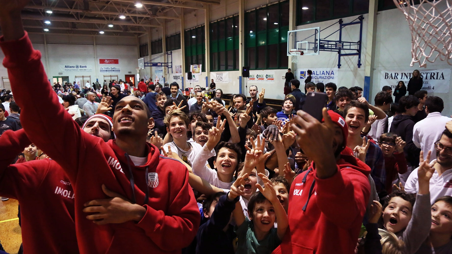 Basket, l'Andrea Costa festeggia Natale con i ragazzi delle giovanili (Foto Isolapress)