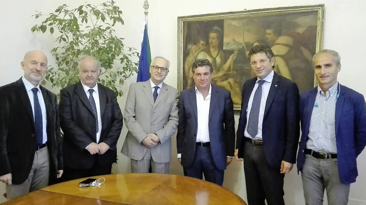 A sinistra di Seri il rettore dell’Alma Mater Ubertini, accompagnato dal professore Piccinetti e dai docenti bolognesi 