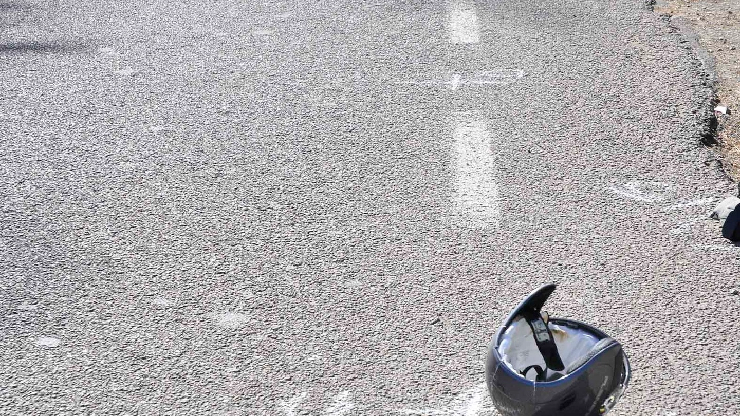 Il casco sull'asfalto (foto di repertorio)