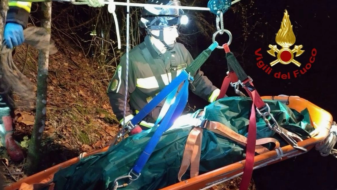 I vigili del fuoco recuperano dalla gola il cadavere del 75enne di Montefiore Conca