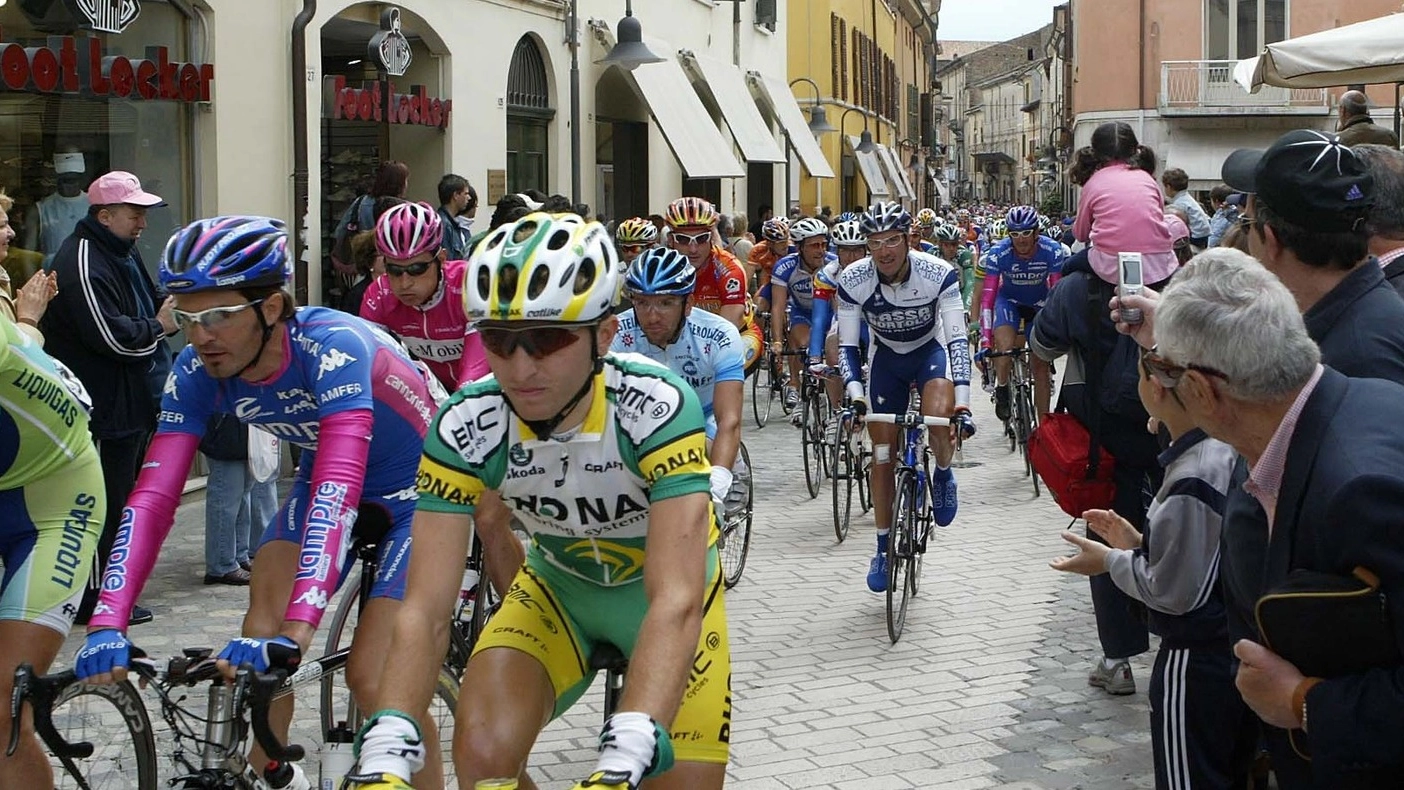 Giro d'Italia a Ravenna. La partenza dei ciclisti in via Cavour