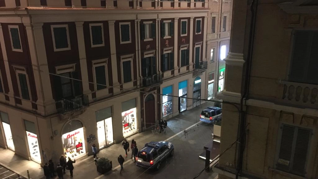 Auto della polizia ieri sera lungo corso Garibaldi: i controlli sono sempre garantiti