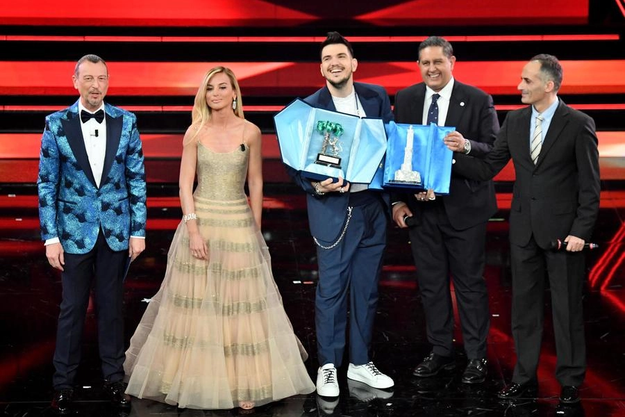 Sanremo 2021, Gaudiano premiato all'Ariston (Ansa)