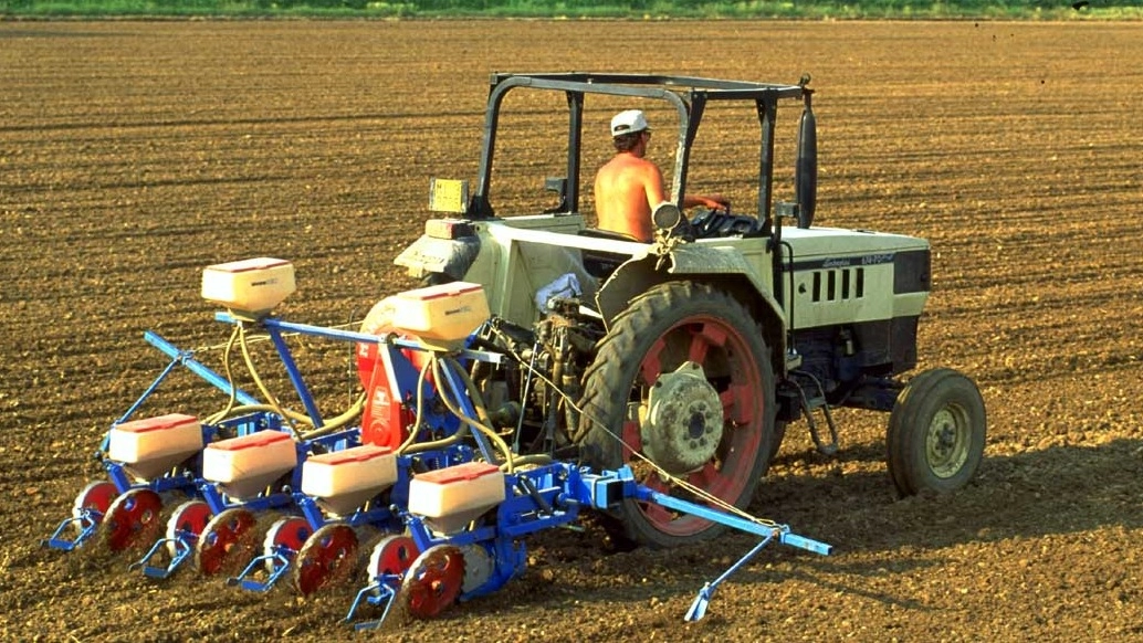 Un agricoltore al lavoro (Foto di repertorio Germogli)