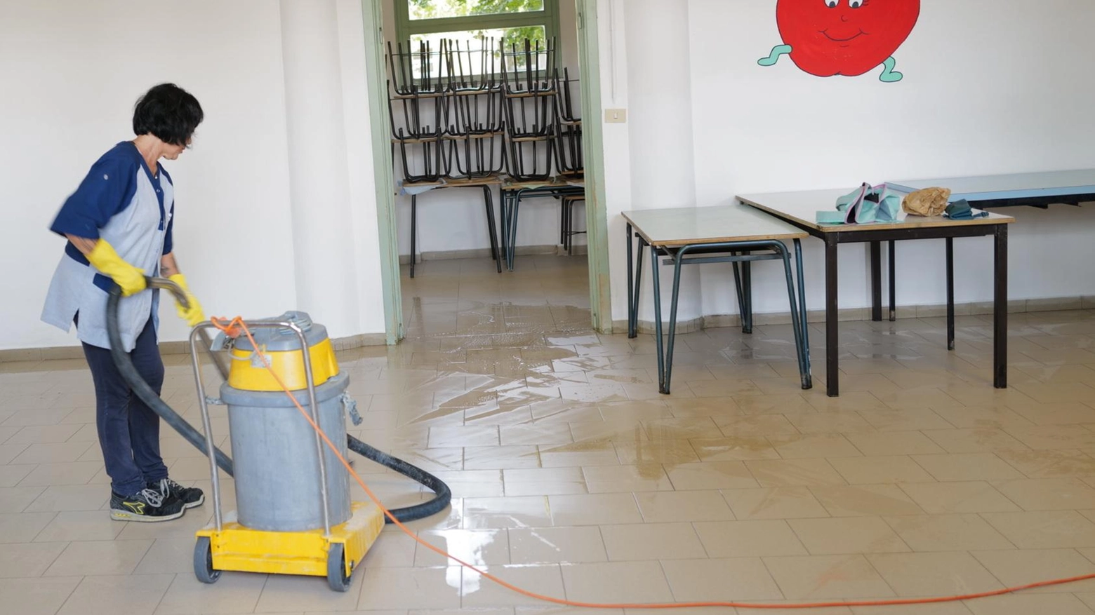 L’incubo dei Romiti. Alla scuola ‘Squadrani’ entra acqua nella mensa proprio il primo giorno
