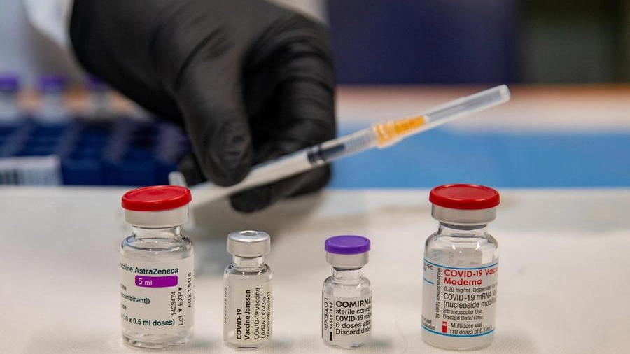 Fiale dei vaccini anti Covid-19, da sinistra, AstraZeneca, J&J, Pfizer e Moderna (Ansa) 