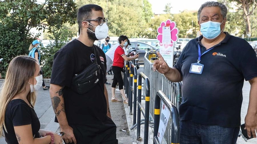 L’ingresso del Mandela forum: nella struttura sono stati fatti mezzo milione di vaccini