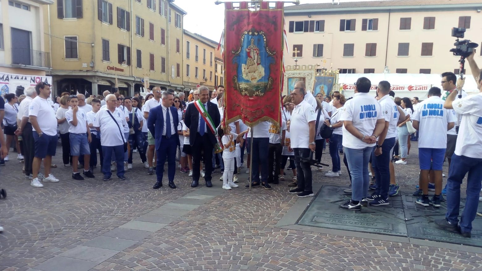 La cerimonia in piazza Matteotti
