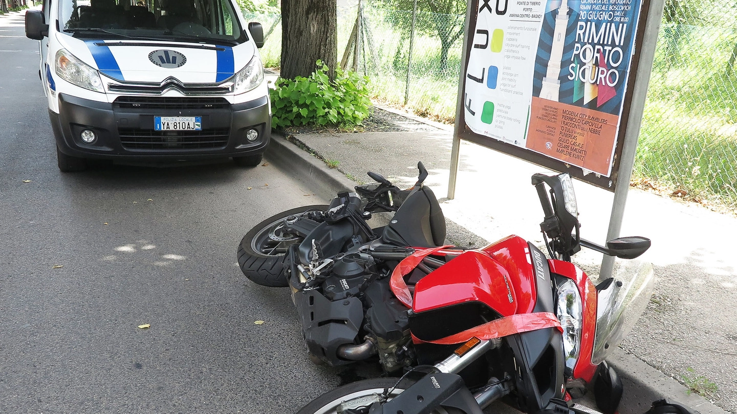 Incidente a Rimini, donna investita da una moto (foto Migliorini)