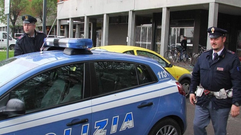 La polizia lo ha sorpreso in via Turri (Foto Artioli)