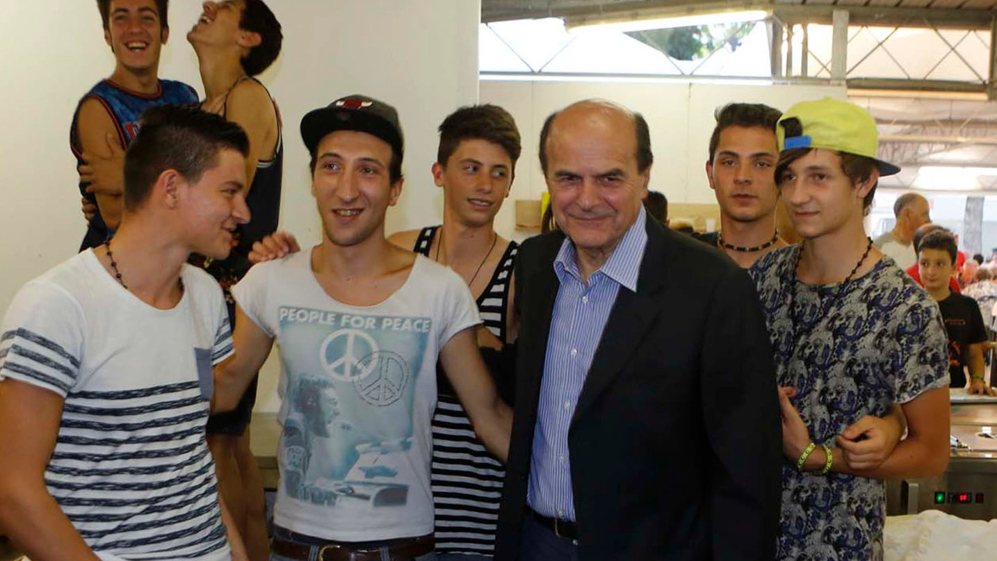 Pierluigi Bersani in mezzo a giovani volontari alla Festa dell’Unità