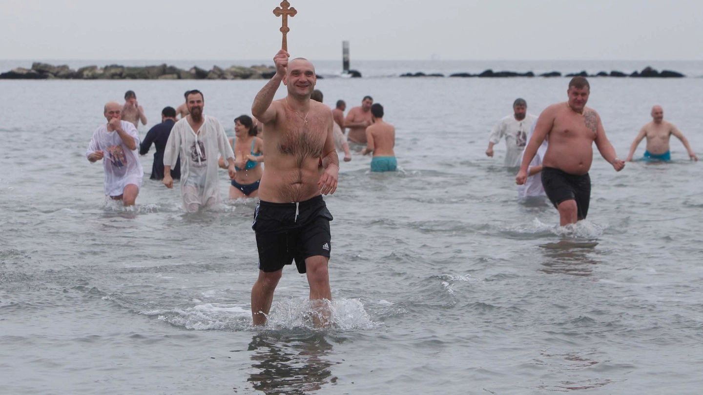 Tuffo in mare della comunità ortodossa