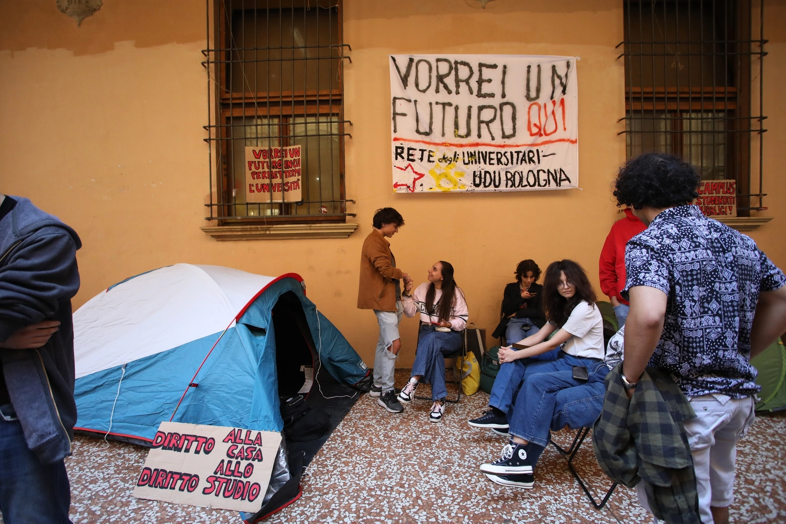 Protesta degli studenti a Bologna: lee tende piantate in via Zamboni