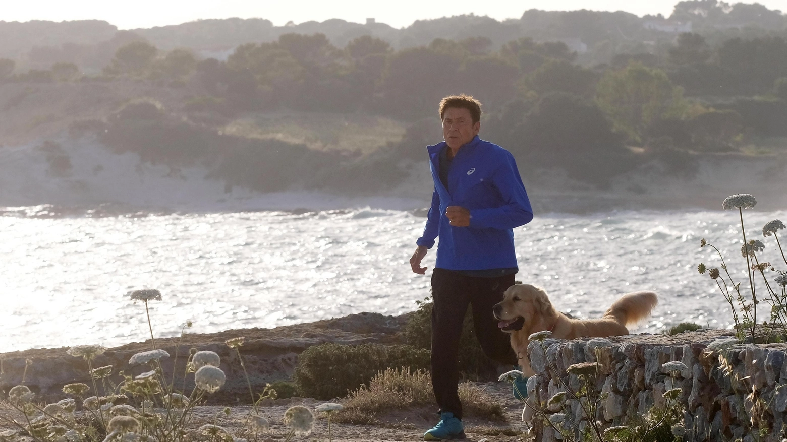 Gianni Morandi in una foto di scena della terza stagione de L'isola di Pietro (Ansa)