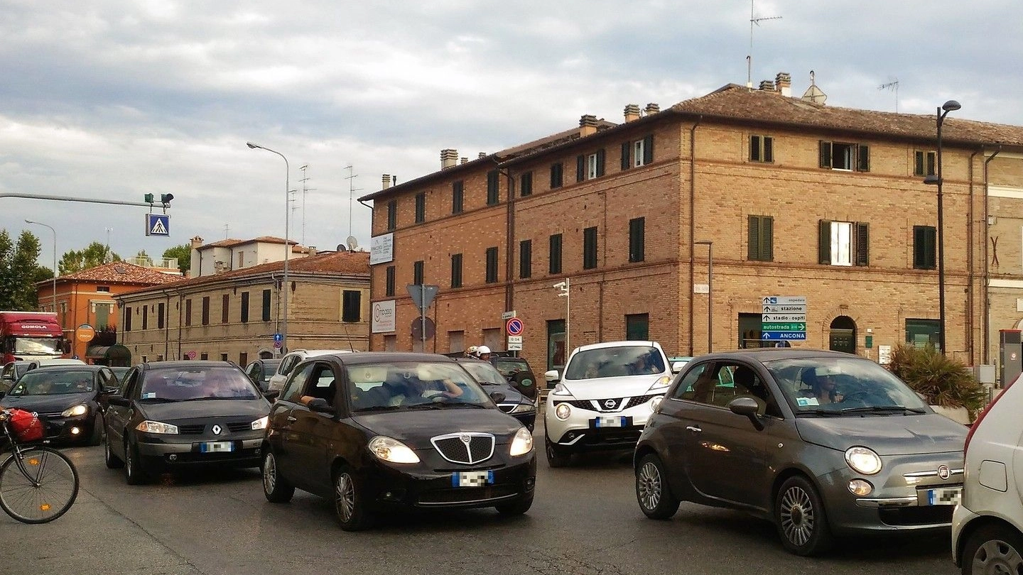 Fano, superstrada e casello chiusi: auto in coda in viale Gramsci (Foto Marchetti)