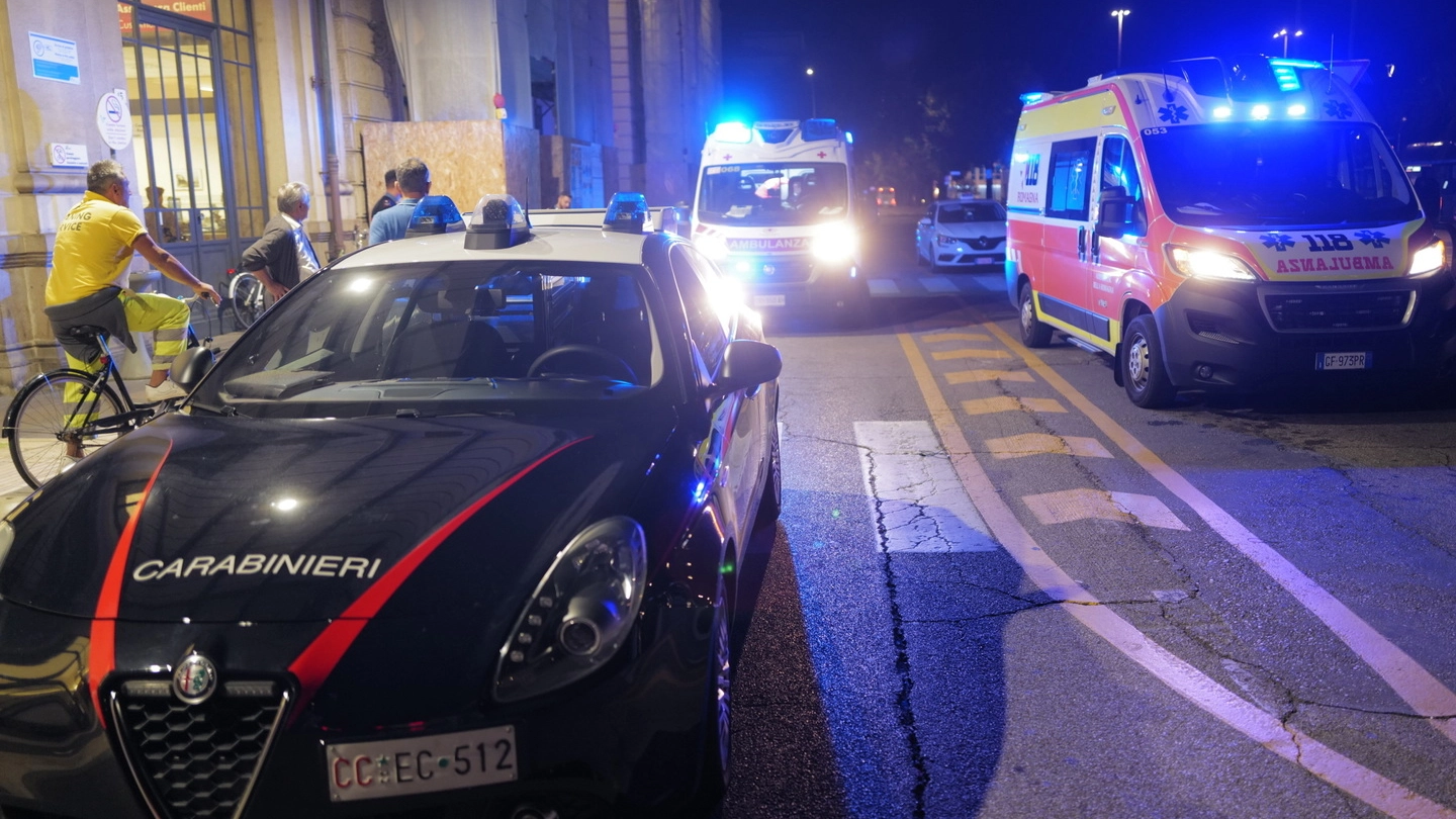 Carabinieri e ambulanza nel piazzale davanti la stazione ferroviaria di Forlì