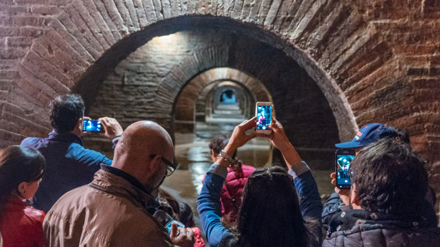 Turisti alle cisterne romane (foto Zeppilli)