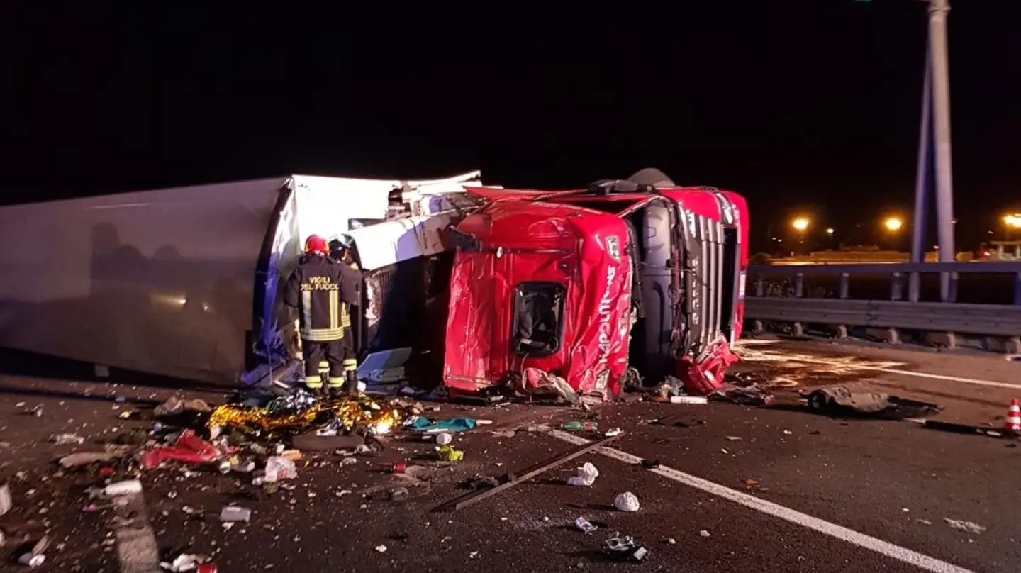 Incidente in A1 a Modena, camion si ribalta. Un morto