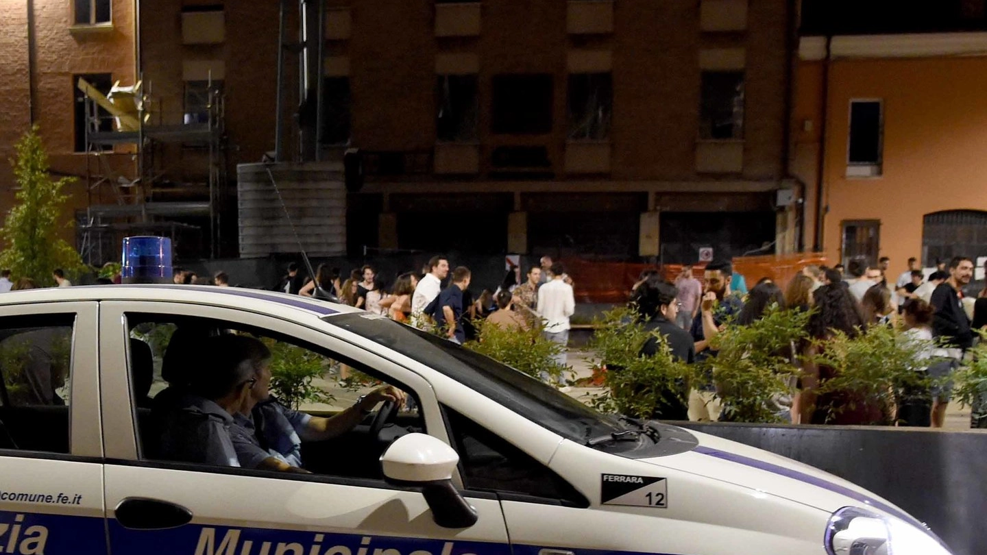 Un’auto della Polizia Municipale sorveglia i giovani durante la movida in piazza