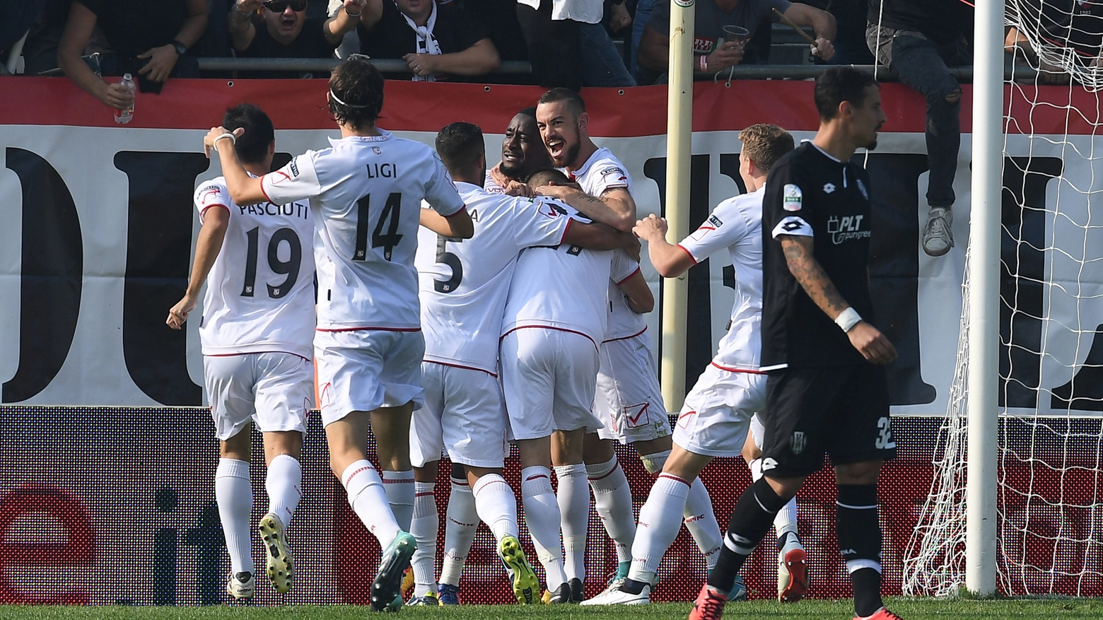Jelenic festeggia con i compagni dopo il primo gol (Foto LaPresse) 