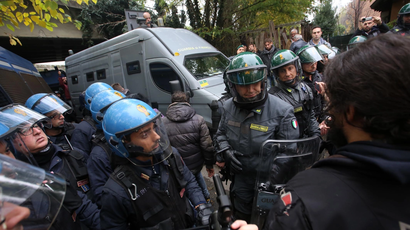 Le forze dell'ordine cercano di contenere gli anarchici (foto Schicchi)