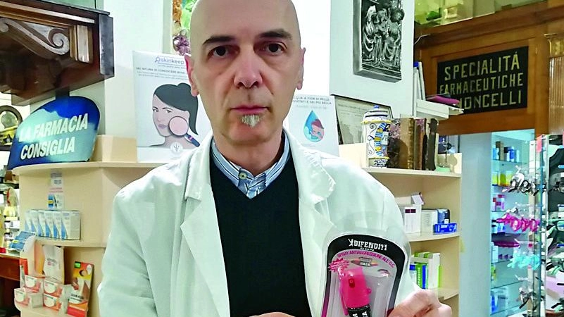 Luca Torregiani della farmacia Filipponi con lo spray al peperoncino