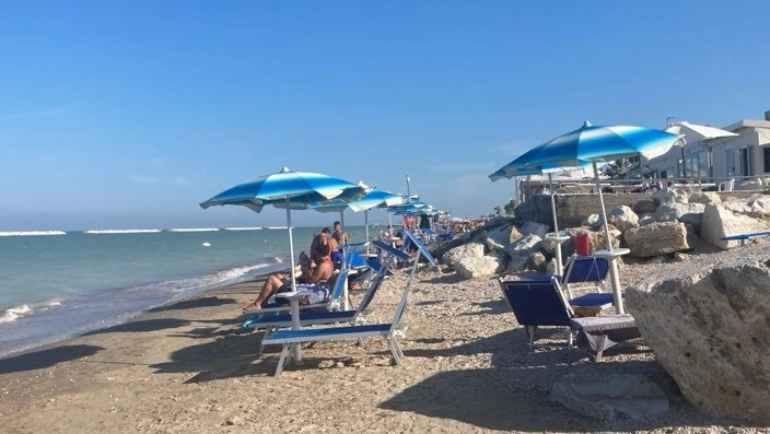 La spiaggia rinata con le scogliere emerse: i lavori hanno da poco riconsegnato ai balneari due o tre file di ombrelloni, ma la Bolkestein incombe