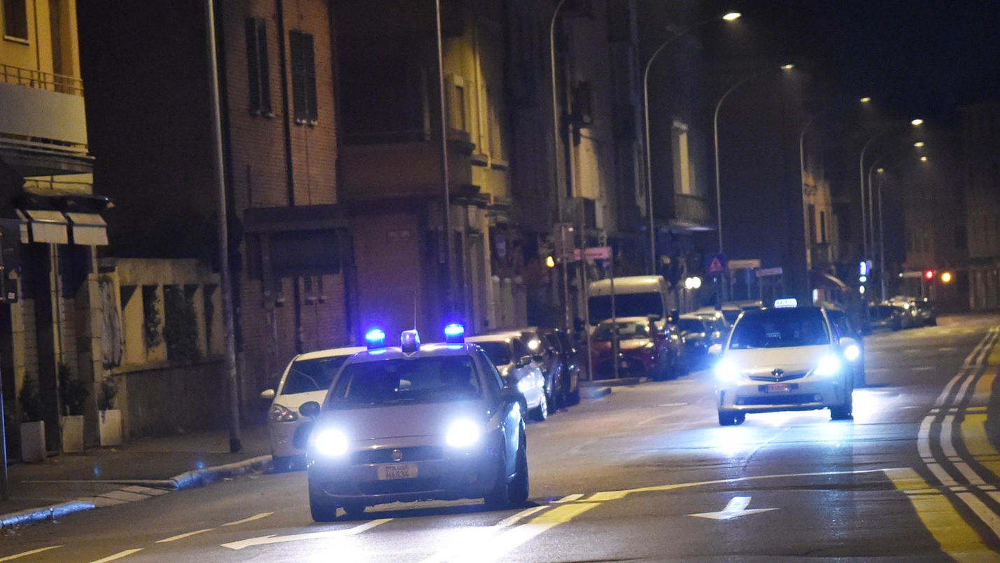 Un’auto della polizia di notte alla Bolognina