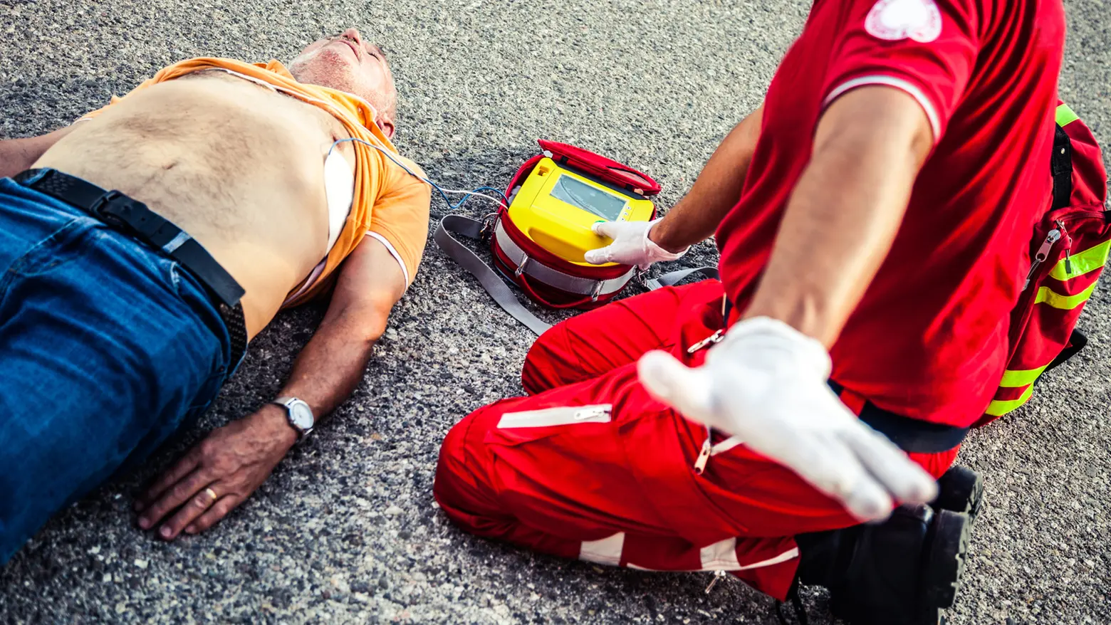Un corso per imparare l'uso del defibrillatore