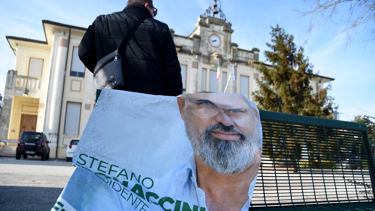 Un manifesto di Bonaccini strappato davanti al municipio