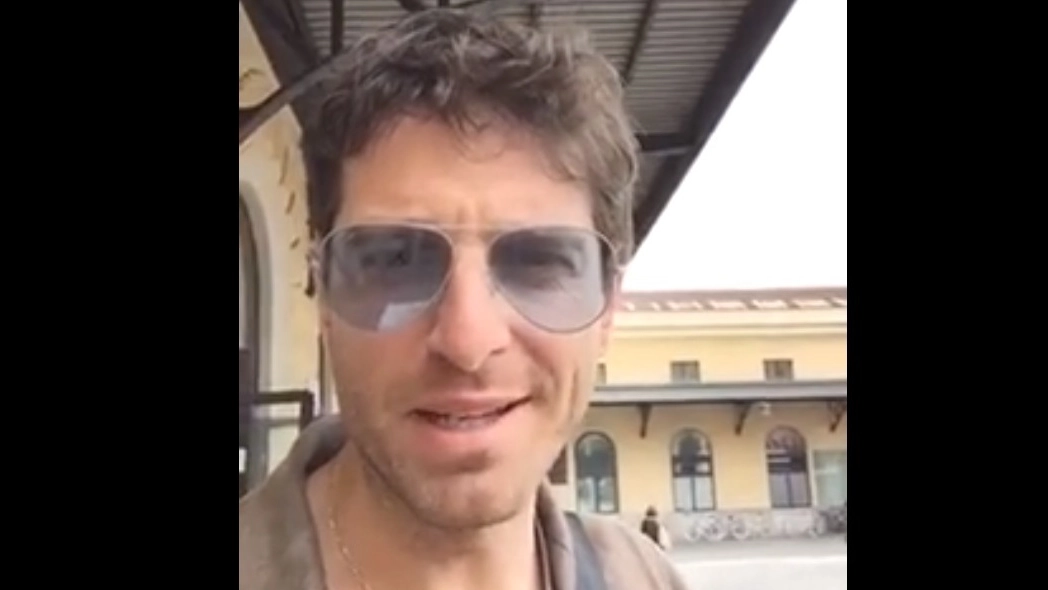 Giampaolo Morelli, alias l’ispettore Coliandro, nel video pubblicato su Facebook e girato alla  stazione