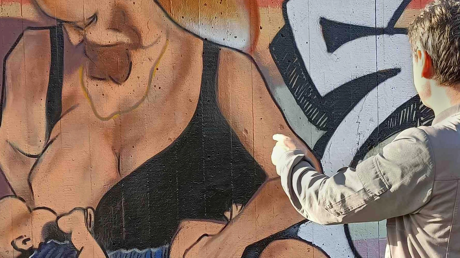 Gli attivisti: "Rifaremo il murales dell'uomo che allatta"