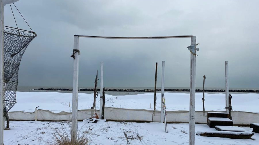 Il luogo in cui è stato trovato il cadavere di una donna, in mezzo alla neve, a Rimini