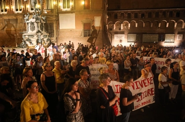 Alessandra Matteuzzi, in centinaia alla fiaccolata a Bologna: “Perché non succeda mai più”