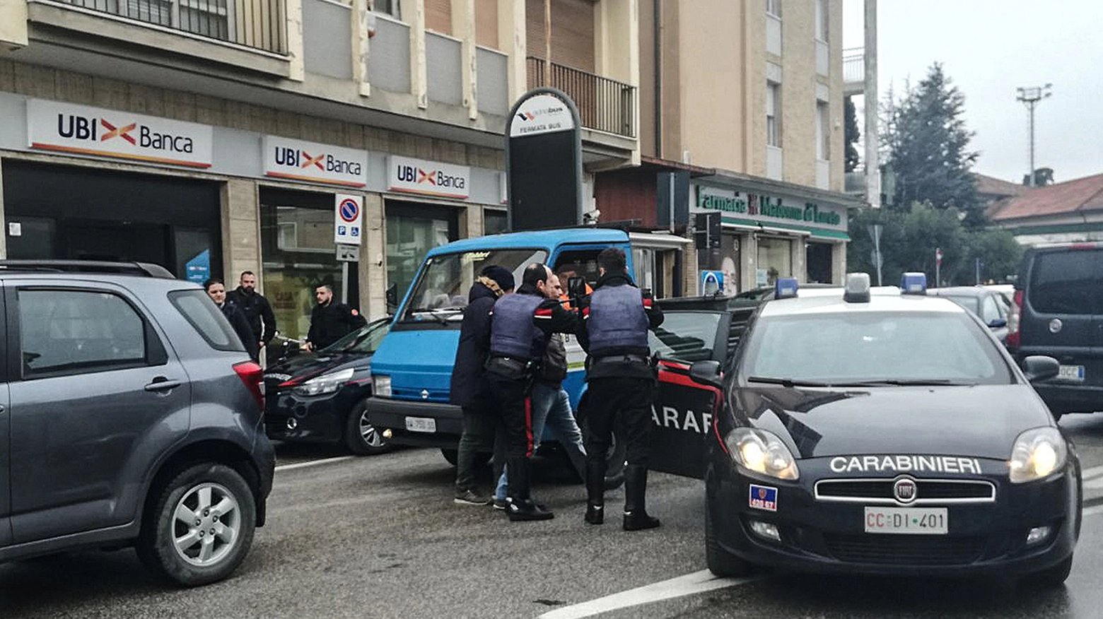 I carabinieri arrestano i due rapinatori (Fotoprint)