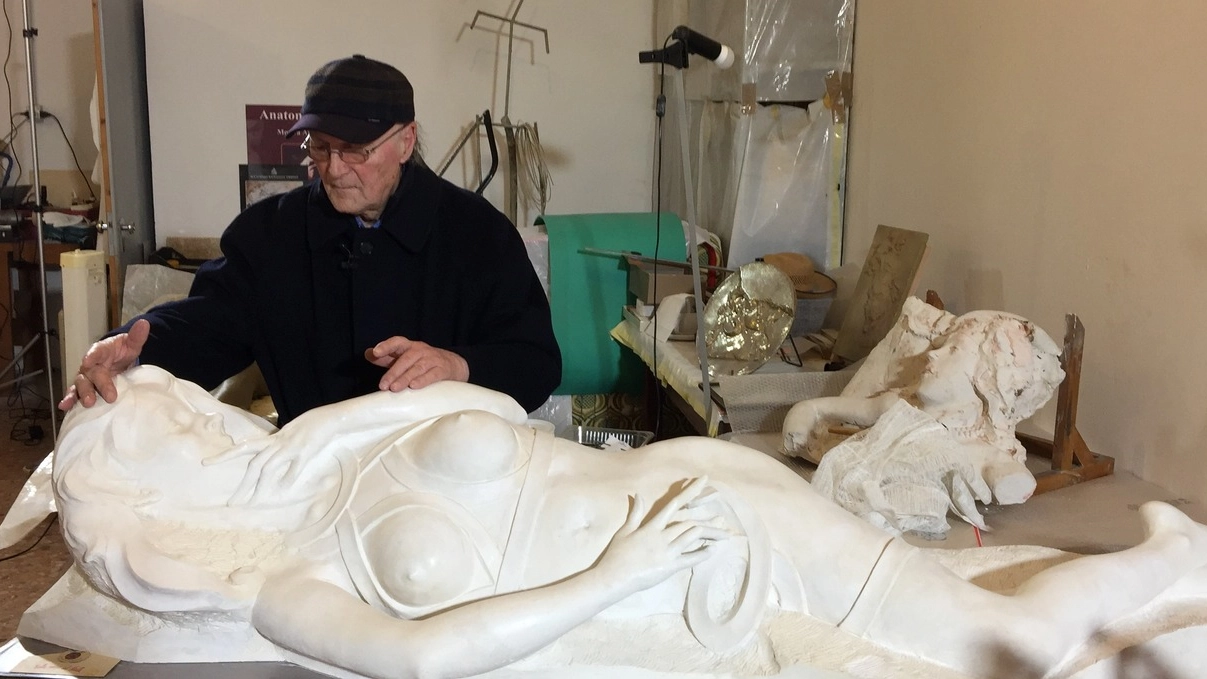 Marcello Simonetti con la sua scultora "Walkiria di Urbino"