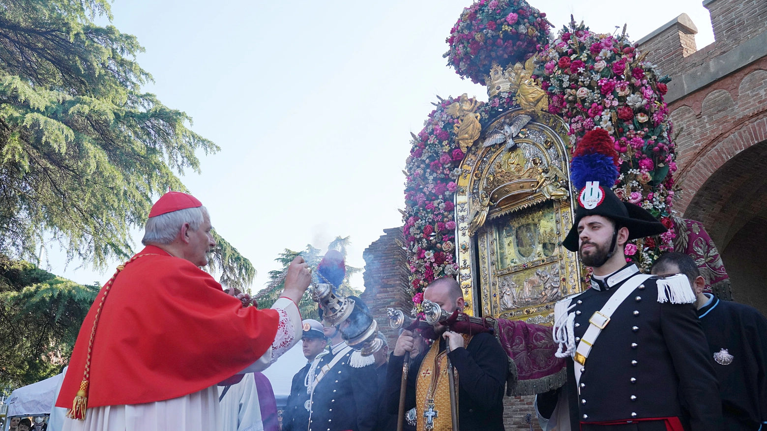 La benedizione alla città del vescovo Zuppi durante la processione della Madonna di San Luca (foto Schicchi)