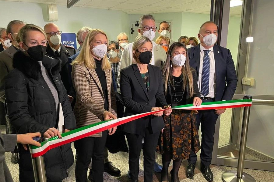 Il taglio del nastro nella nuova riabilitazione all'ospedale 'San Luca'