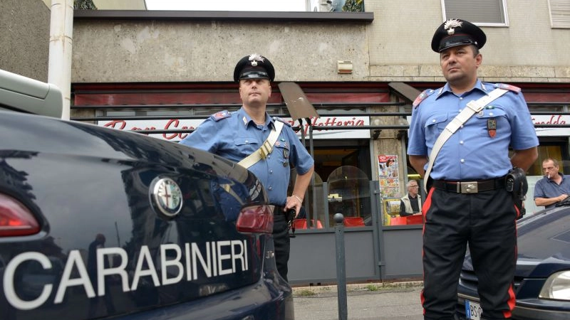 I carabinieri davanti al bar di via Sormani a Cusano