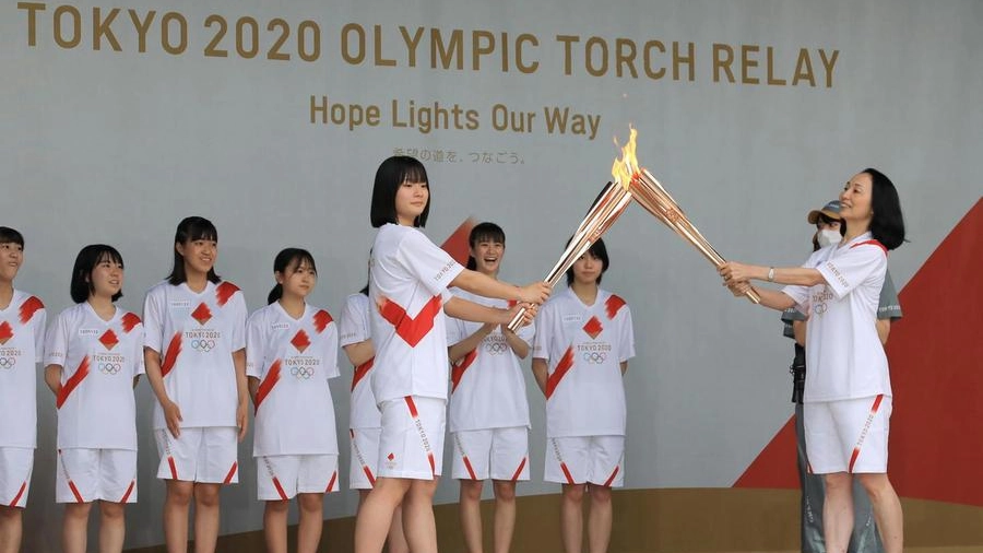 Tokyo 2020: i tedofori con la fiamma olimpica (Ansa)