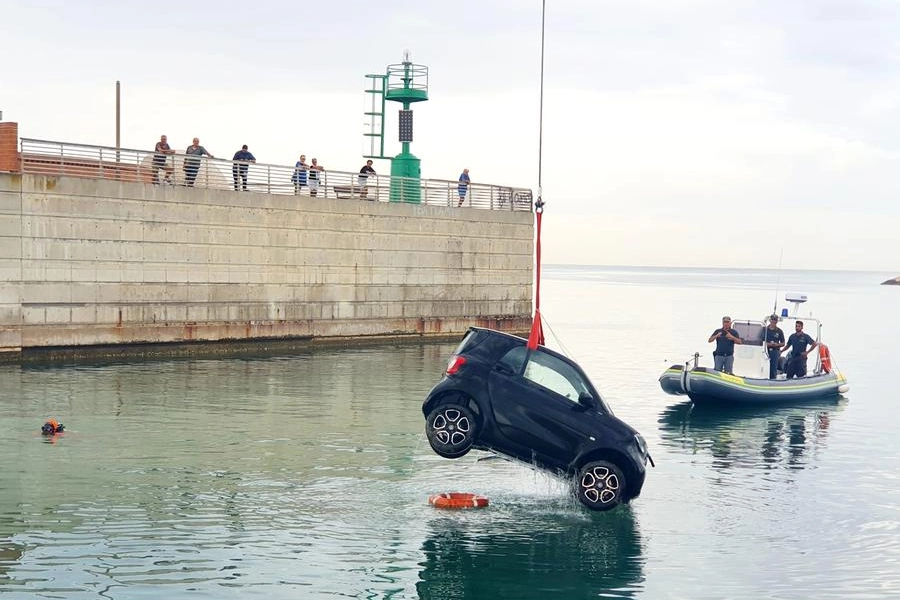 L'auto estratta dai vigili dalle acque del portocanale di Rimini (Foto Migliorini)