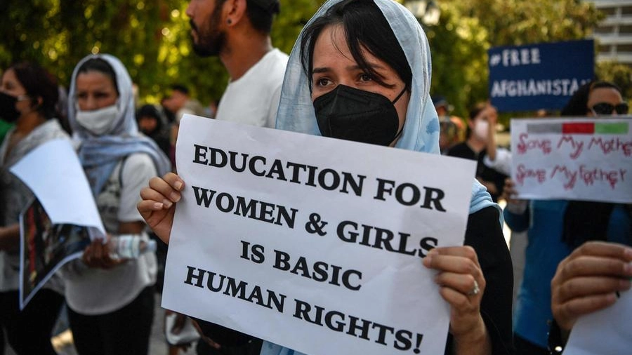 Immagini di protesta a sostegno del diritto all'istruzione per le donne afghane
