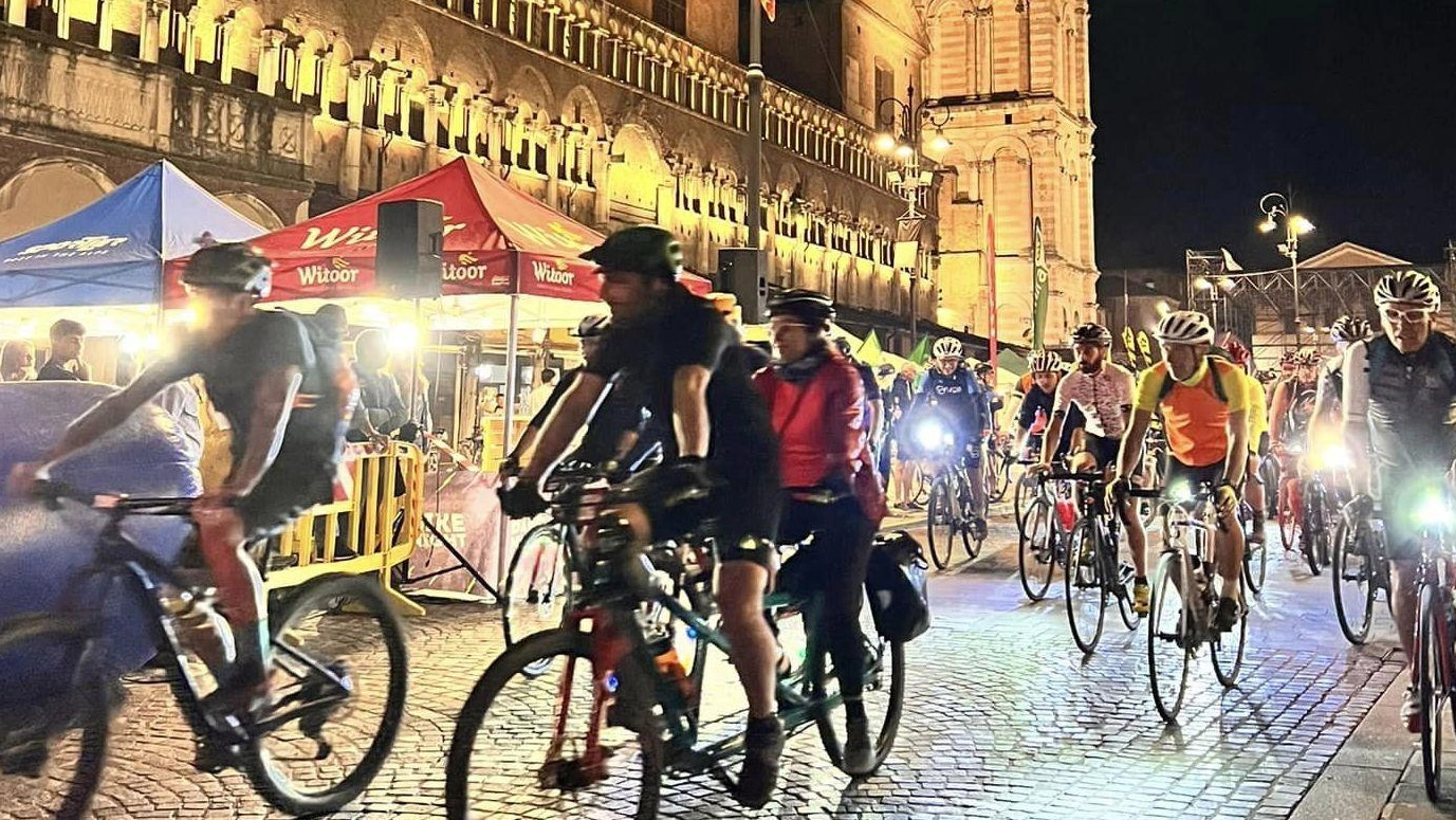 ’Bike night’ solidale  Dalla città ai lidi in bici  Una parte dell’incasso  alla Romagna alluvionata