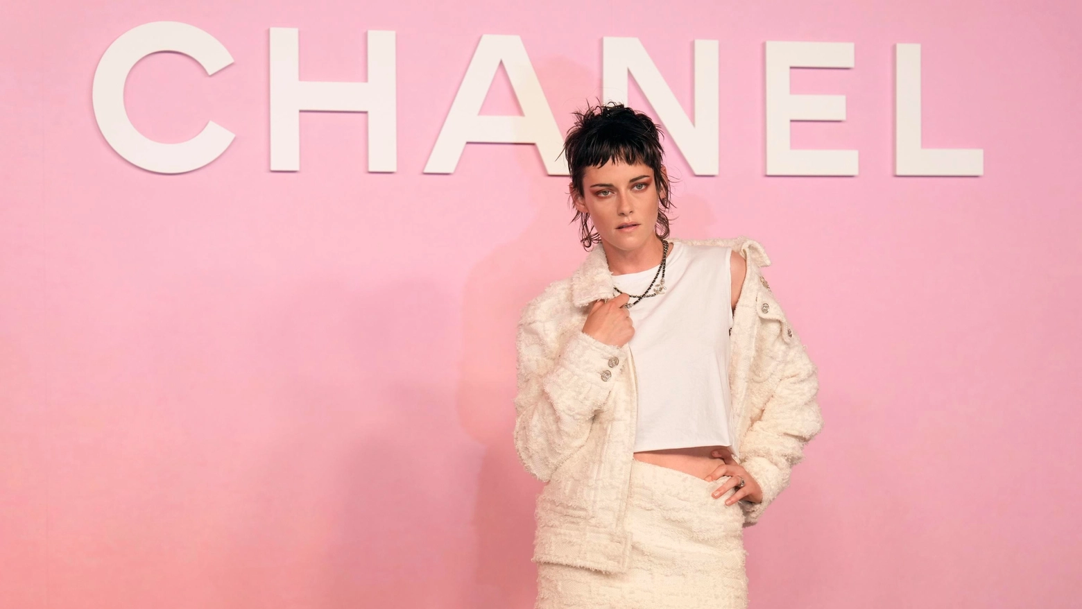 Kristen Stewart posa prima di una sfilata di Chanel